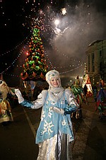 Огни главной городской елки зажгли восемь Дедов (по одному от каждого района города) и градоначальник
