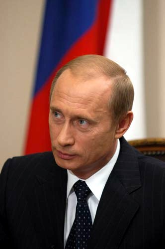 Президент РФ Владимир Путин зачитывает очередное послание Федеральному собранию