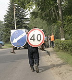 В Нижегородской области не хватает бланков и пластиковых водительских удостоверений, а в других регионах на улицах уже собирают потерянные знаки