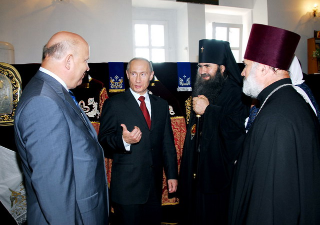 Председатель Правительства РФ Владимир Путин передал в нижегородскую церковь Собора Пресвятой Богородицы икону Воскресение Христово – сошествие в ад