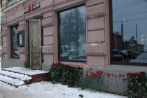 На место трагедии граждане приносят цветы