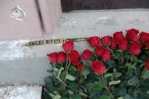 Некоторые букеты опоясаны траурной лентой с надписью вечная память