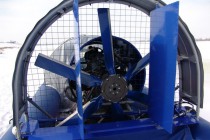 Винт обеспечивает движение судна, заслонки позволяют поворачивать