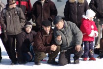 Владельцы гусей обсуждают бой своих питомцев