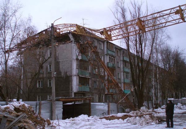 Спасатели МЧС деблокировали женщину из-под завалов пятиэтажки в Нижнем Новгороде, на которую упал строительный кран