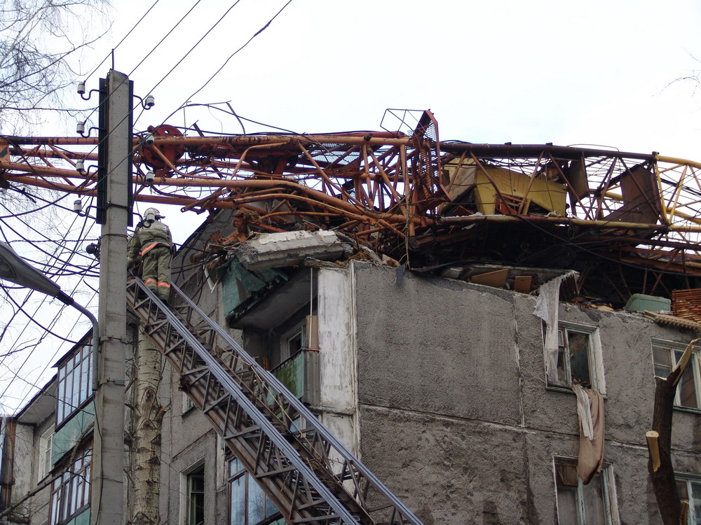 Уголовное дело возбуждено по факту обрушения строительного крана на жилой дом в Нижнем Новгороде