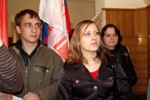 Несколько активистов требовали у проходной вызвать к ним руководство завода