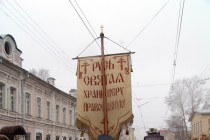 Курсанты академии МВД помогали священнослужителям нести хоругвы