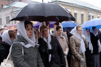 Все желающие присоединялись к Крестному ходу по пути