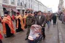 Многие взяли с собой на Крестный ход детей