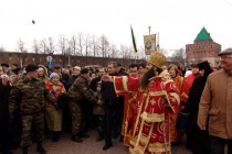 Архиепископ георгий раздает участникам Крестного хода яйца - главный атрибут Пасхи