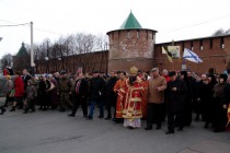 Крестный ход выходит из Кладовой башни Нижегородского кремля