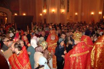 Благодатный огонь за несколько минут распространился по всему храму