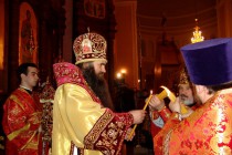 Архиепископ Георгий передает священнослужителям частичку Благодатного огня