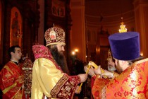 Архиепископ Георгий передает священнослужителям частичку Благодатного огня