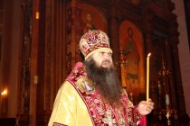 Архиепископ Георгий зажег свечу от Благодатного огня, доставленного из Иерусалима