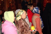 Многие прихожане принесли с собой пасхальные куличи для освящения