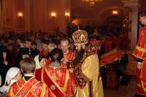 Архиепископ Георгий совершает обряд причастия