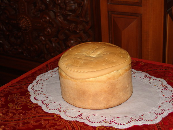 Артос, пасхальный хлеб, освященный архиепископом Георгием