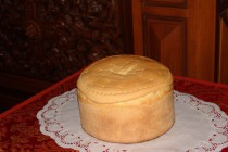Артос, пасхальный хлеб, освященный архиепископом Георгием