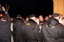 ОМОН помогает соблюдать порядок при входе в храм