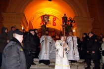 Крестный ход выходит из храма