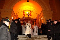 Крестный ход выходит из храма