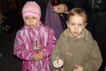 Многие пришли на службу со своими детьми