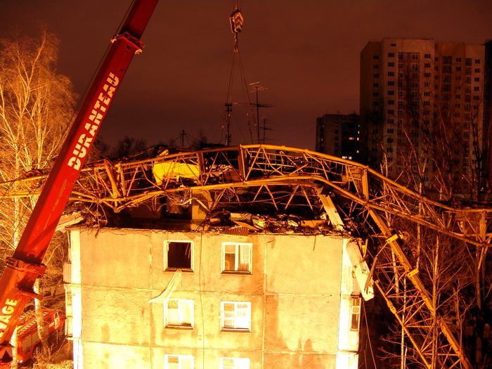 Комиссия Ростехнадзора завершила расследование причин падения башенного крана на жилой дом в Ленинском районе Нижнего Новгорода