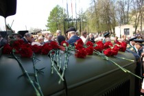 На капот автомобиля все желающие могли возложить цветы