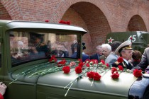 На капот автомобиля все желающие могли возложить цветы