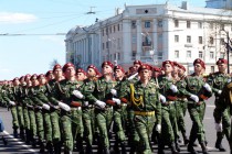 Военный парад в ознаменование 64-ой годовщины Победы в Великой Отечественной войне на пл. Минина и Пожарского в Нижнем Новгороде
