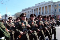 Военный парад в ознаменование 64-ой годовщины Победы в Великой Отечественной войне на пл. Минина и Пожарского в Нижнем Новгороде