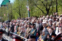 Ветераны Великой Отечественной войны на специальных трибунах наблюдают за прохождением военного Парада