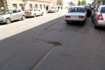 Ямы на улице Ульянова по ширине и глубине не соответствуют ГОСТу