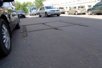 Ямы на улице Ульянова по ширине и глубине не соответствуют ГОСТу
