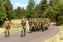 Рота курсантов осматривает образцы новейшей военной техники