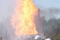 Факельное горение газа достигало нескольких метров в высоту