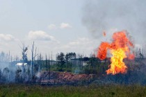 Факельное горение газа достигало нескольких метров в высоту