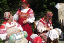 Мастерицы плетут кружево на коклюшках