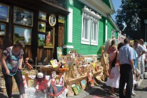 На день праздника мастера и их работы занимают всю набережную Городца