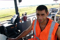 Специалисты ведут работы по укладке асфальтового покрытия