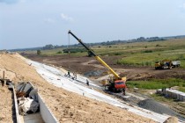 Железобетонные конструкции защитят дамбу в половодье