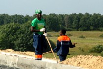 В строительстве помогают даже специалисты из Африки