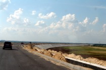 Часть дороги, ведущая к мосту полностью построена