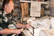 В мастерской надомника Петра Даньшина (Вознесенский район, Нижегородская область)