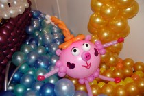 На создание одной композиции уходит свыше тысячи воздушных шаров