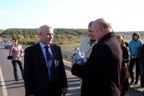 Губернатор получил статуэтку от жителей Гагино на память о мосте