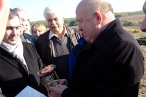 Губернатор получил в подарок песочные часы из песка, обогащенного цирконом и титаном