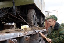 Военнослужащие освобождают военную технику от креплений